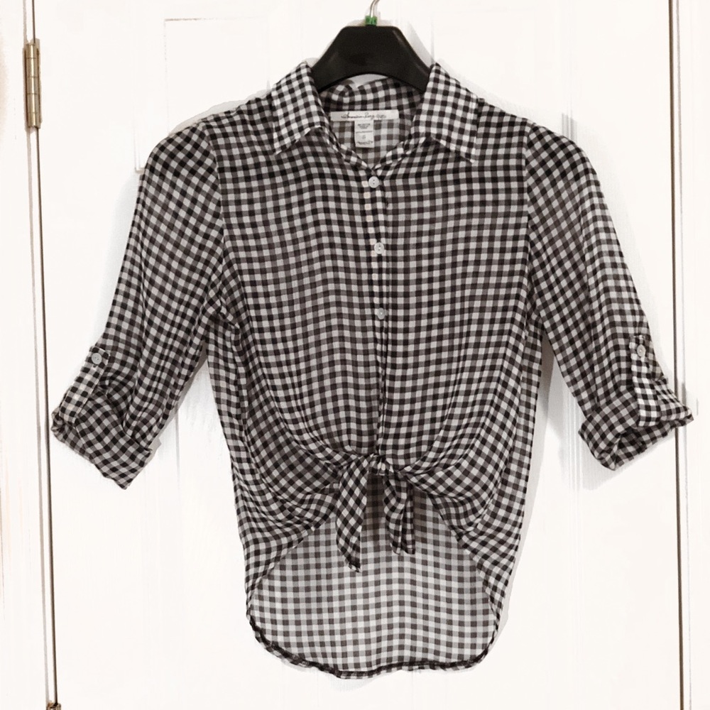 Size small. Black and white plaid button up.